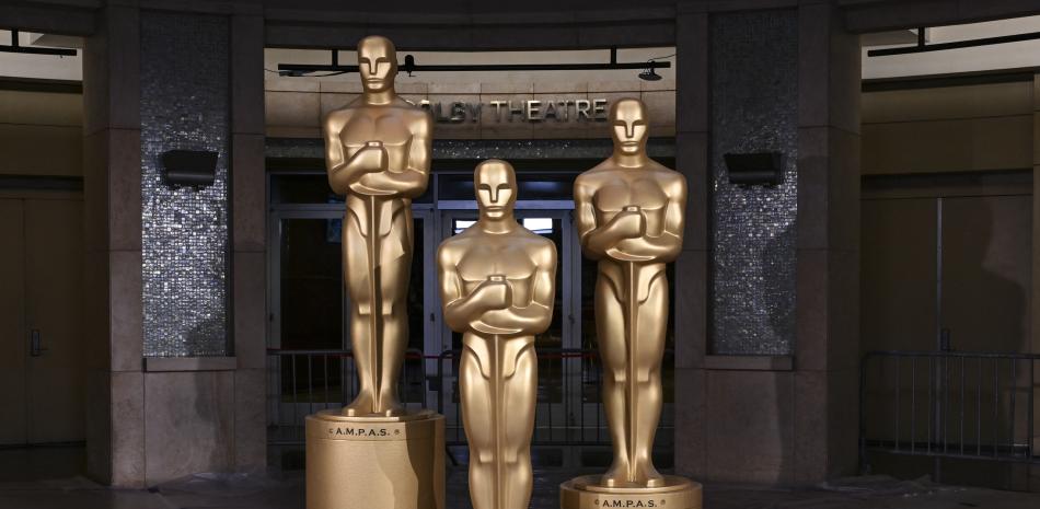 Tres estatuillas Oscar en recepción