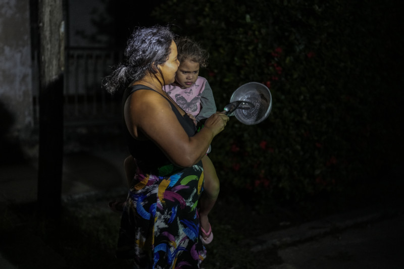 Madre con niño y sartén