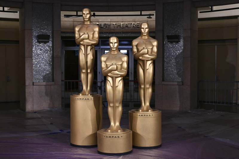 Tres estatuillas de los Premios Oscar