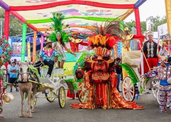 Celebración carnavalesca con trajes coloridos