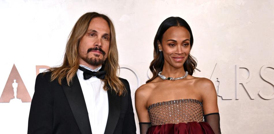 Zoe Saldana y Marco Perego abrazados