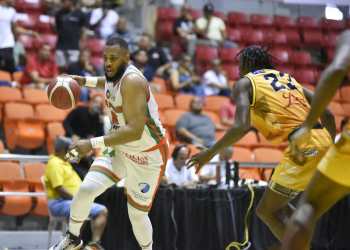 Jugadores compiten por el baloncesto