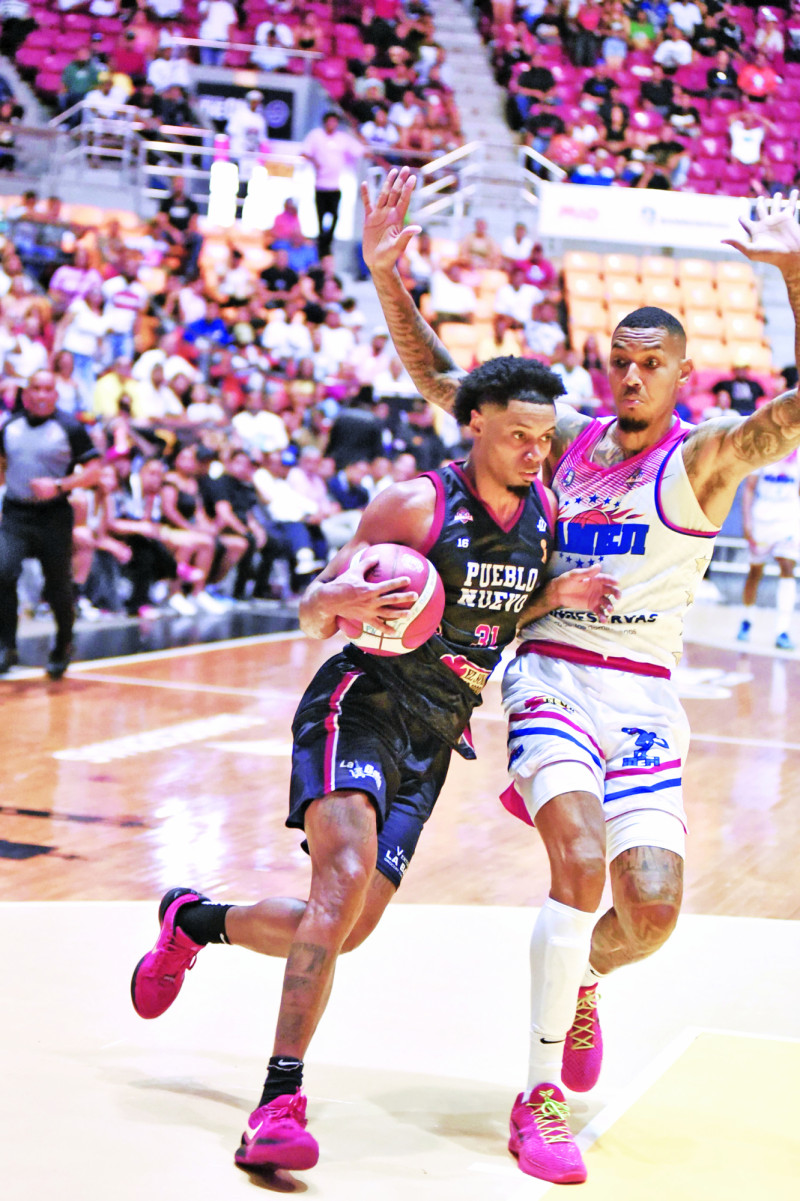 Jugadores disputando balón en partido baloncesto