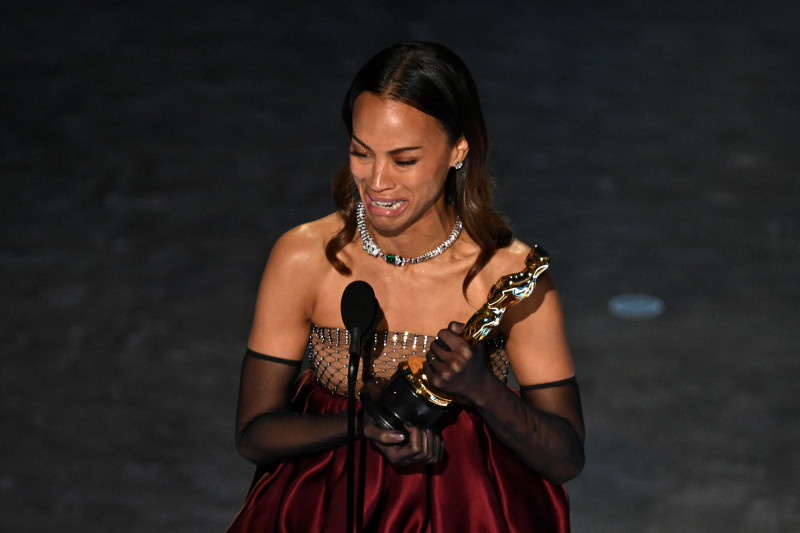 Mujer sostiene premio Oscar