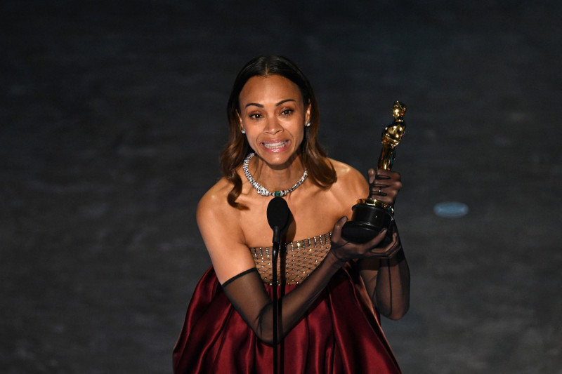 Mujer sosteniendo un premio Oscar