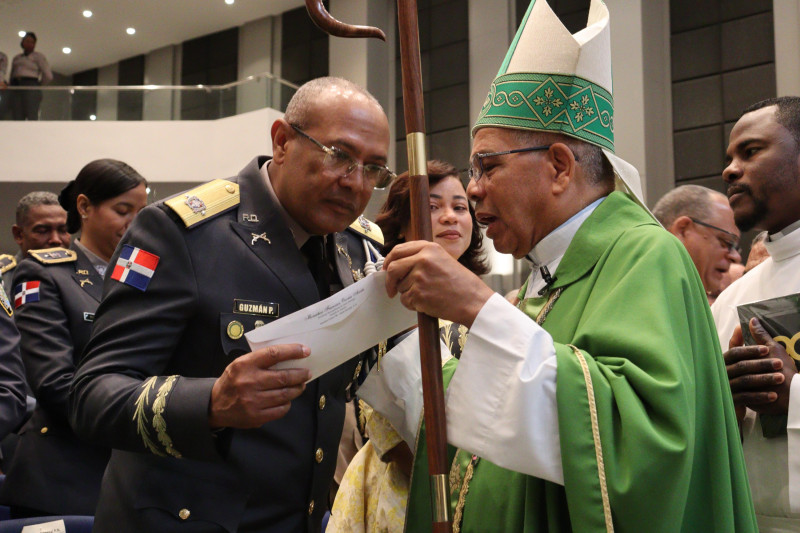 Hombre con túnica verde sacerdotal