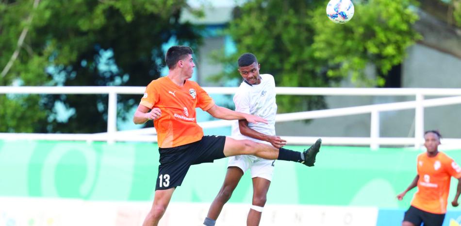 Dos futbolistas disputan el balón