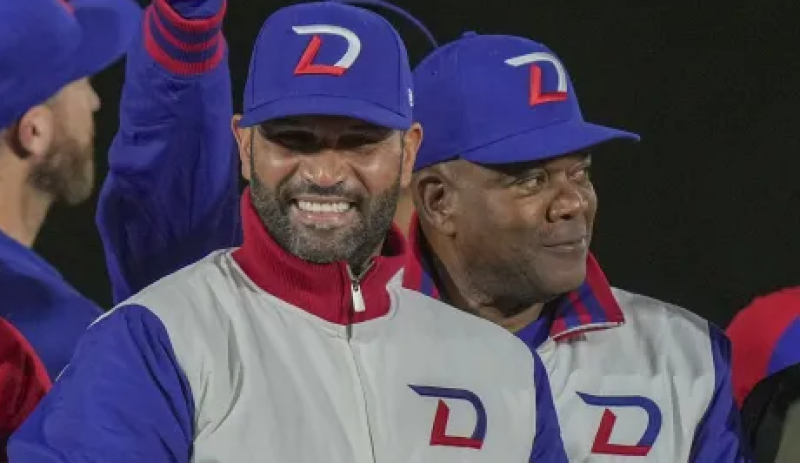 Dos jugadores de béisbol uniformados