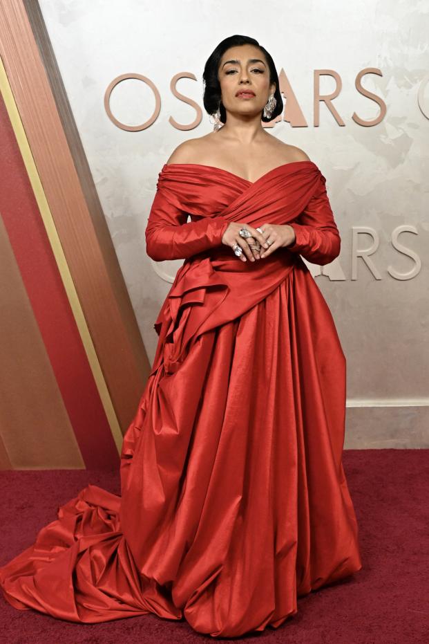 Mujer en vestido rojo elegante