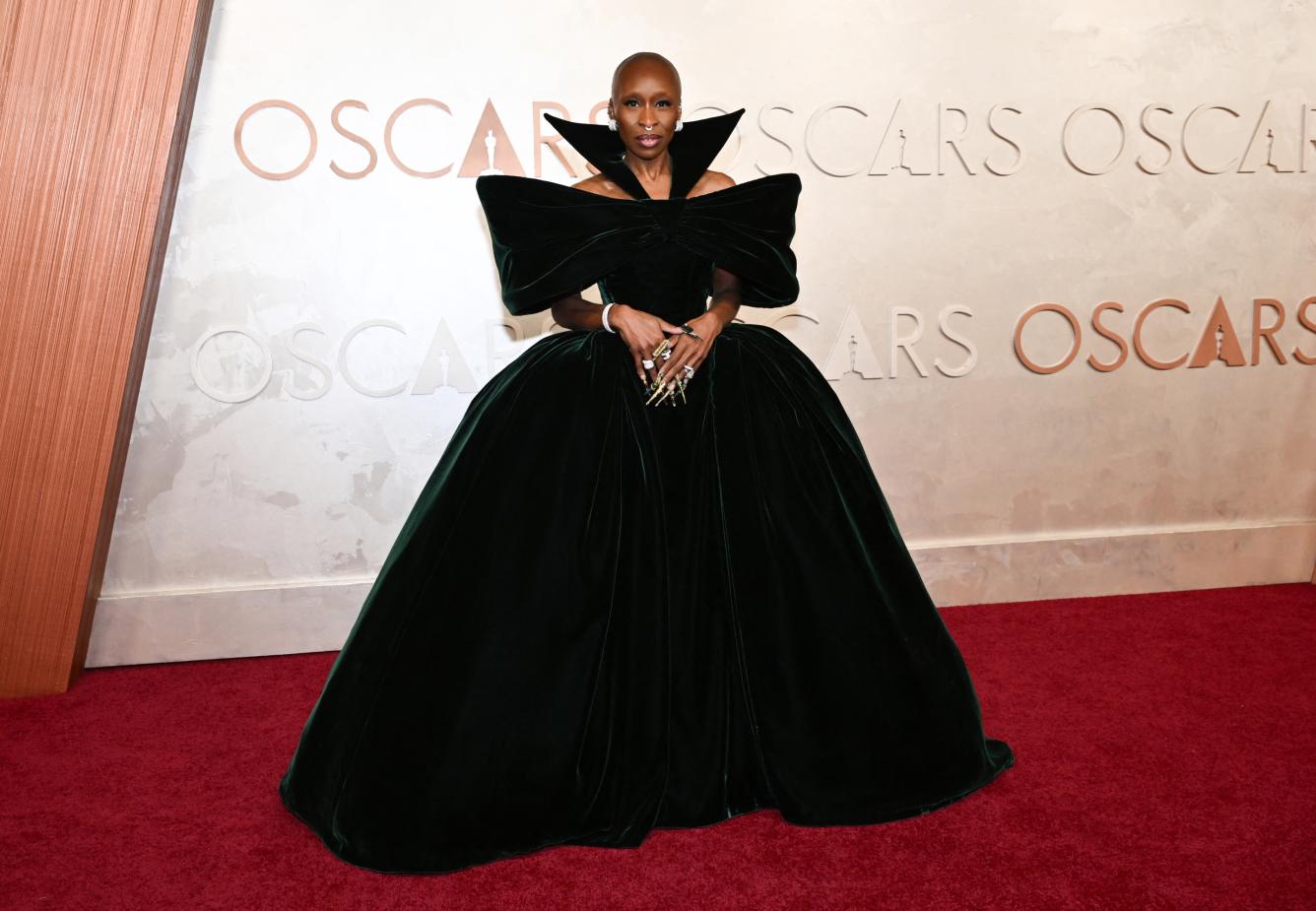 Mujer elegante en alfombra roja