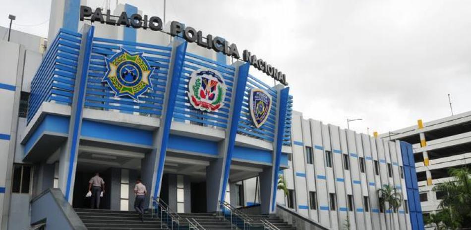 Fachada de cuartel policial azul