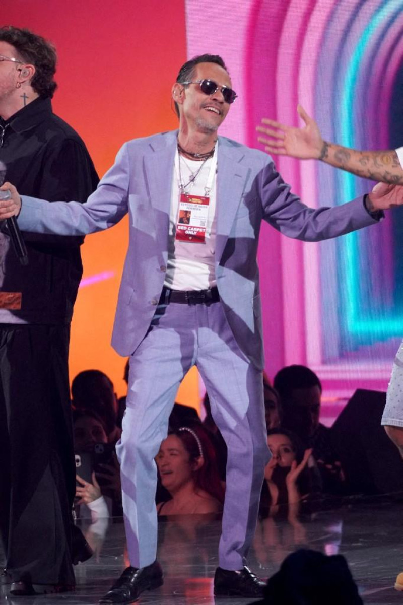 Hombre bailando con traje morado