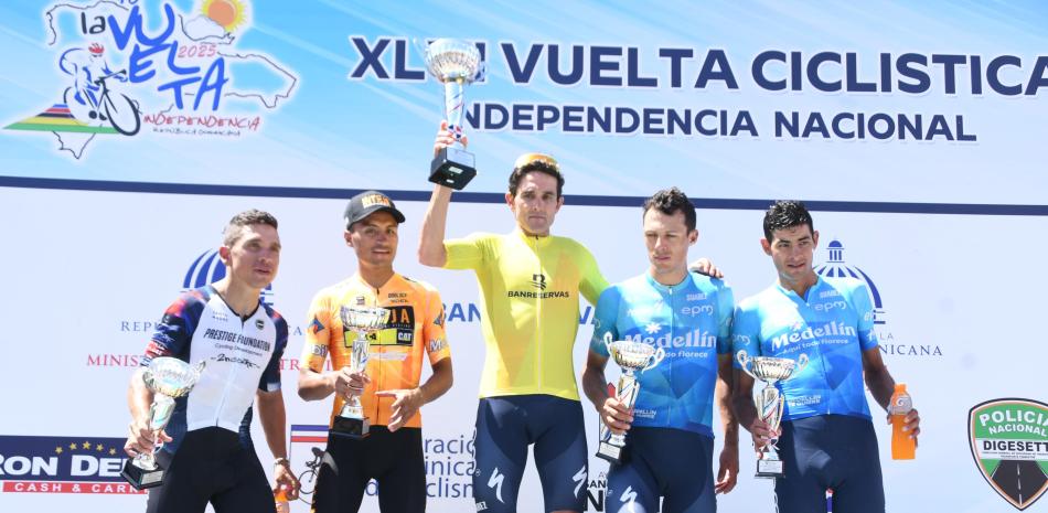 Deportistas con trofeos en escenario