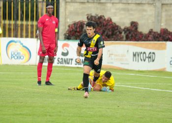 Jugador celebrando gol en uniforme amarillo