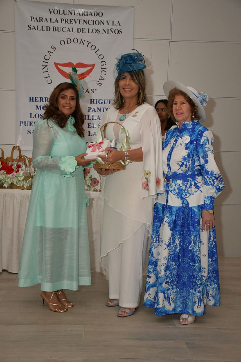 Tres mujeres con trajes elegantes