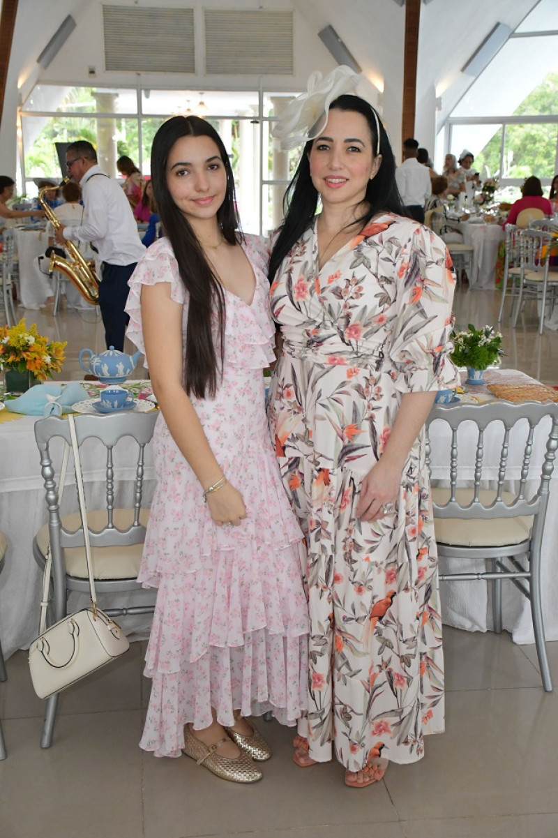 Dos mujeres tomando té juntas