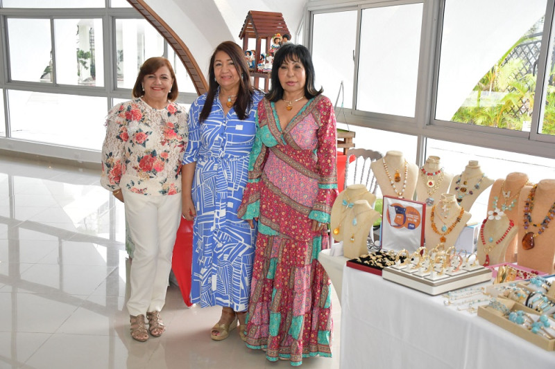 Tres mujeres junto a joyas