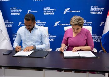 Firma de acuerdo en mesa