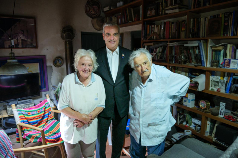 Tres personas conversando en habitación