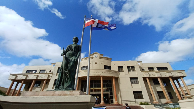 Estatua ante tribunal dominicano