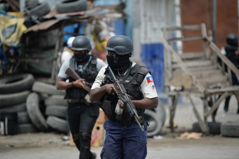 Policías armados patrullan en Haití