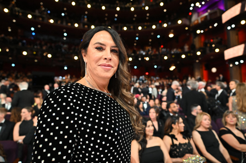 Mujer con vestido estampado