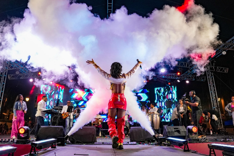 Mujer celebrando en escenario