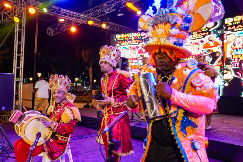 Músicos disfrazados celebrando el carnaval