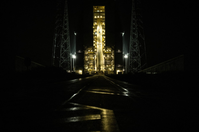 Cohete iluminado en plataforma nocturna