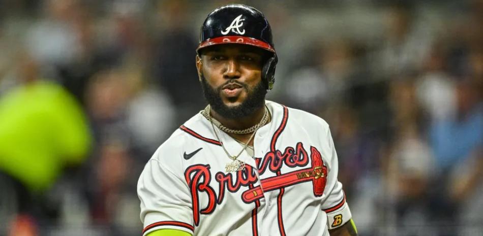 Jugador de béisbol en uniforme blanco