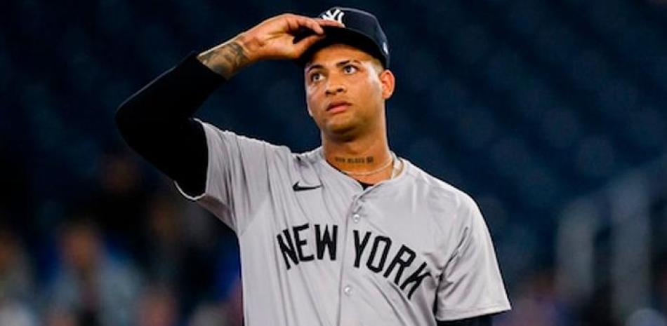 Jugador de béisbol con uniforme blanco