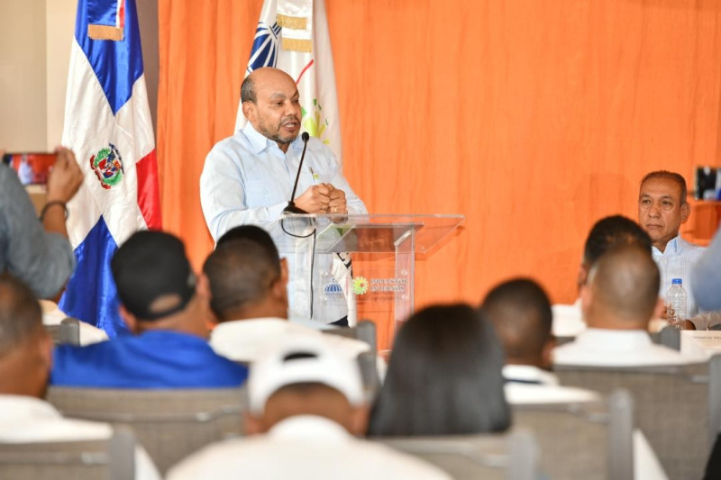 Hombre dando discurso en podio