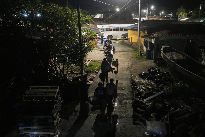 Personas caminando en calle nocturna