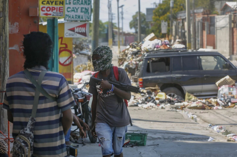 Hombre armado en calle dominicana