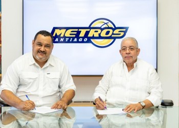 Firma de contrato entre ejecutivos empresariales