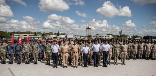 Militares formados en fila