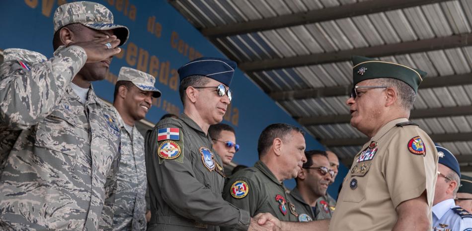 Militares se saludan al aire libre