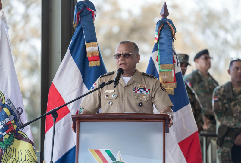 Militar habla desde podio