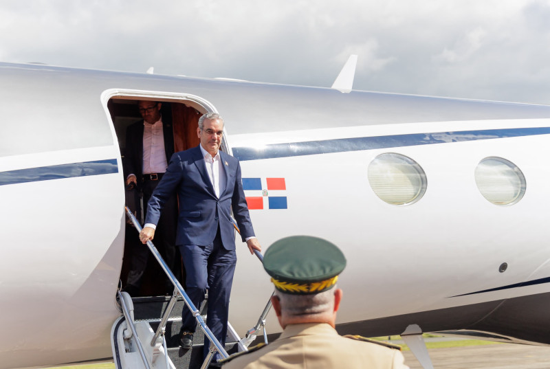 Hombre de traje bajando del avión