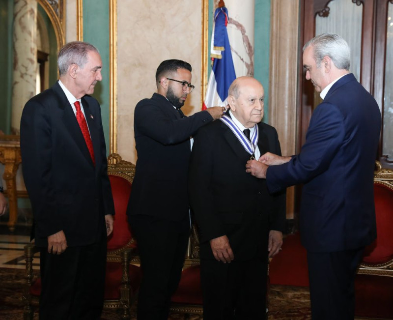 Hombre recibe medalla de honor