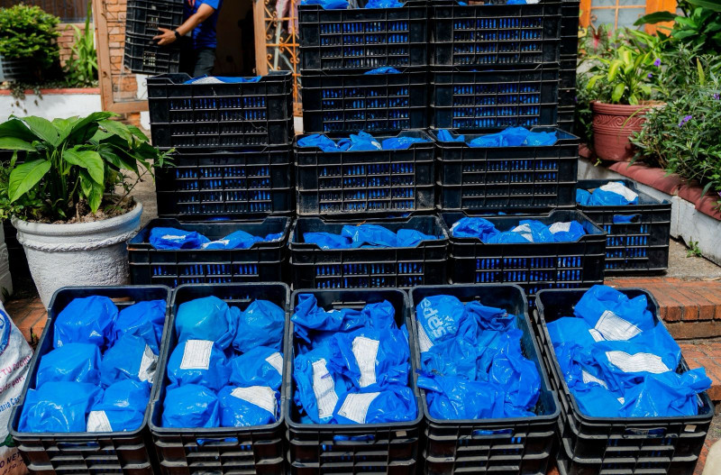 Cajas negras con paquetes azules