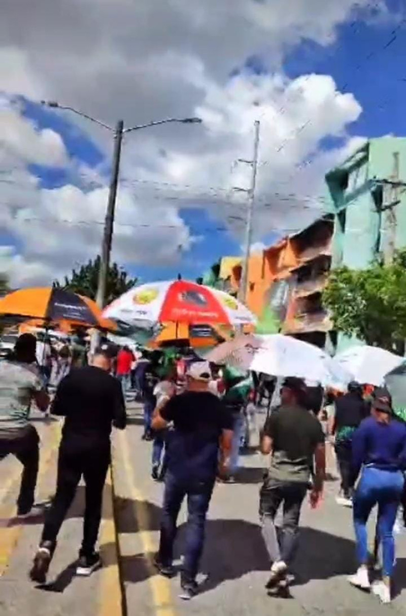 Personas caminando por una calle urbana