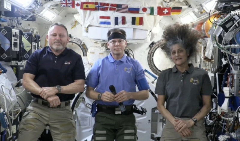 Astronautas dentro de nave espacial