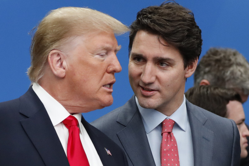 Trump y Trudeau de pie juntos