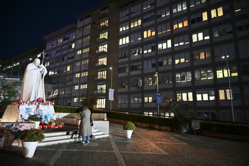 Estatua de hombre orando