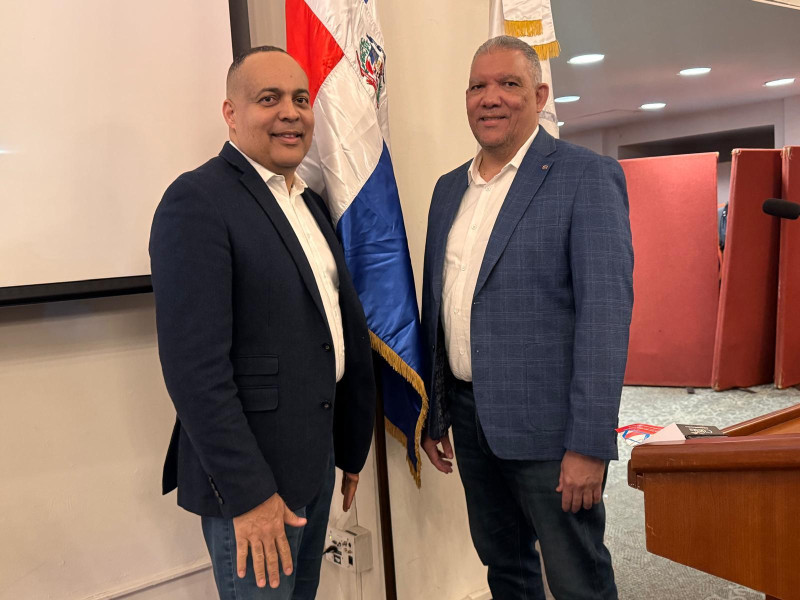 Dos hombres junto a bandera dominicana