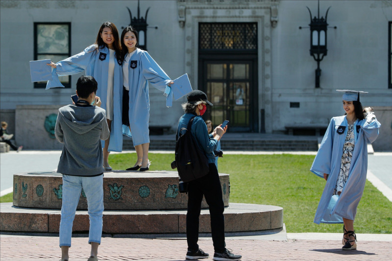 Estudiantes de la Universidad de Columbia posan para fotografías el día de la graduación.AP Foto/Frank Franklin II, Archivo)