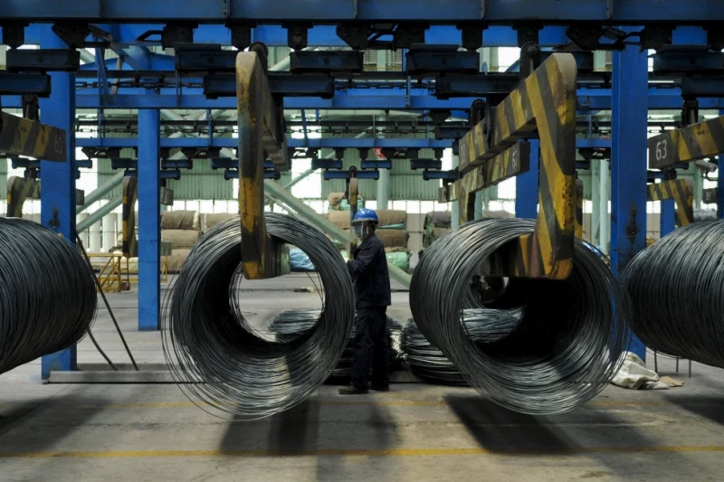 Un trabajador transfiere cables de acero en una fábrica de acero en Qingdao, en la provincia oriental china de Shandong, el 8 de junio de 2018.AP